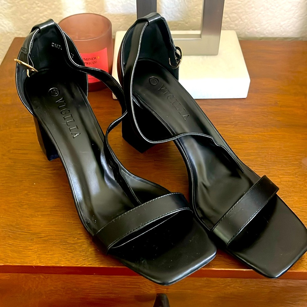 NWOT Vigilia Women's Fashion Sandals BLACK Block Heels Ankle Buckle - Size 10.